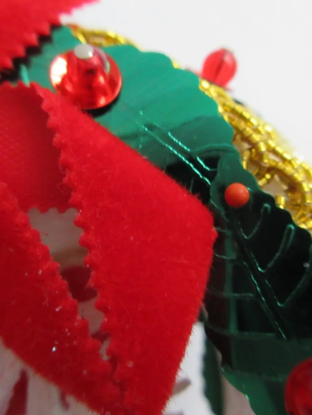 Push Pin Beaded Wreath Diorama Christmas Ornament Santa Kissing Mrs. Claus Vtg